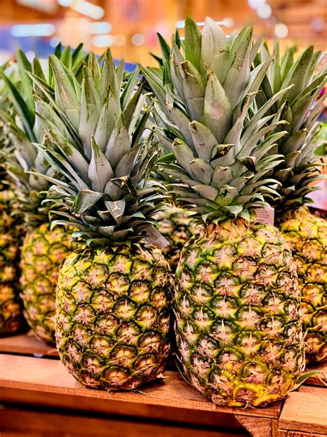 Good aroma A ripe pineapple should smell fruity and sweet when you sniff the base. A fruit with no aroma is almost certainly unripe, and one that smells sour or …